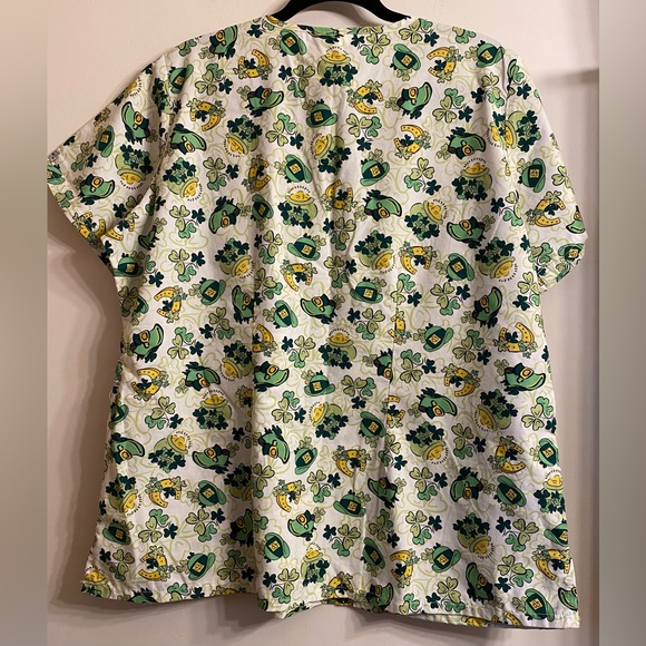 UA scrubs St. Patricks Top X-Large. Green, yellow white. - Picture 3 of 7